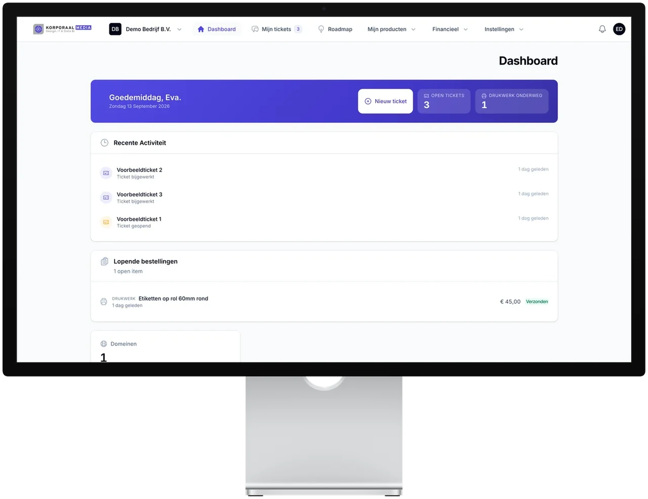 Het klantportaal van Korporaal Media op een beeldscherm: dashboard met openstaande tickets, bestellingen en domeinen